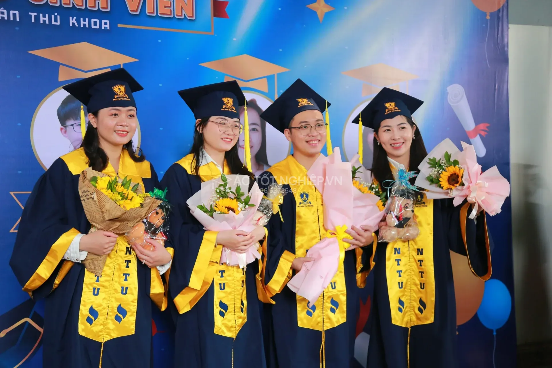 Đặt May Áo Tốt Nghiệp Số Lượng Lớn: Quy Trình & Lưu Ý